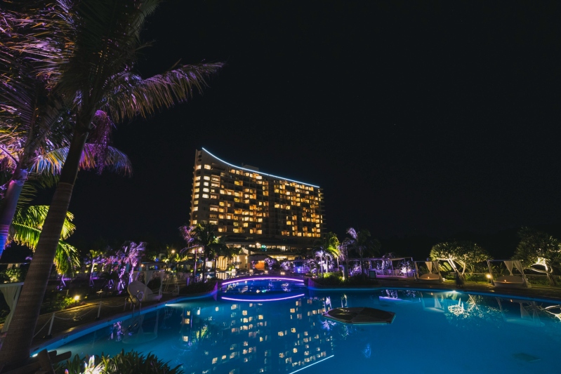 FUN NIGHT @resort “やんばる”でナイトタイムも大満喫！　屋外プールはどこよりも長く22時まで営業 夏季限定でプールサイドBBQやプールサイドバーもオープン