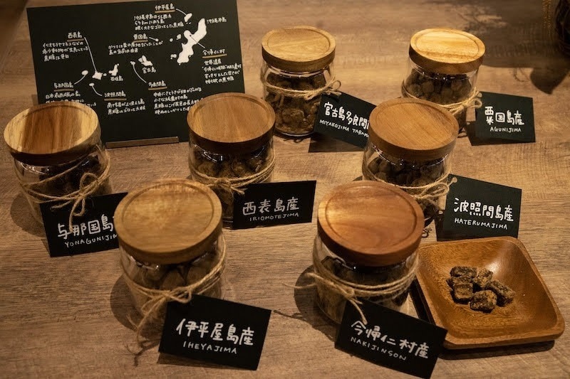 Try Okinawan original brown sugar flavors from different islands. Enjoy them as welcome sweets or use it in your coffee later.
