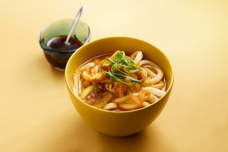 カレーうどん 麻辣黒胡麻七味オイル添え