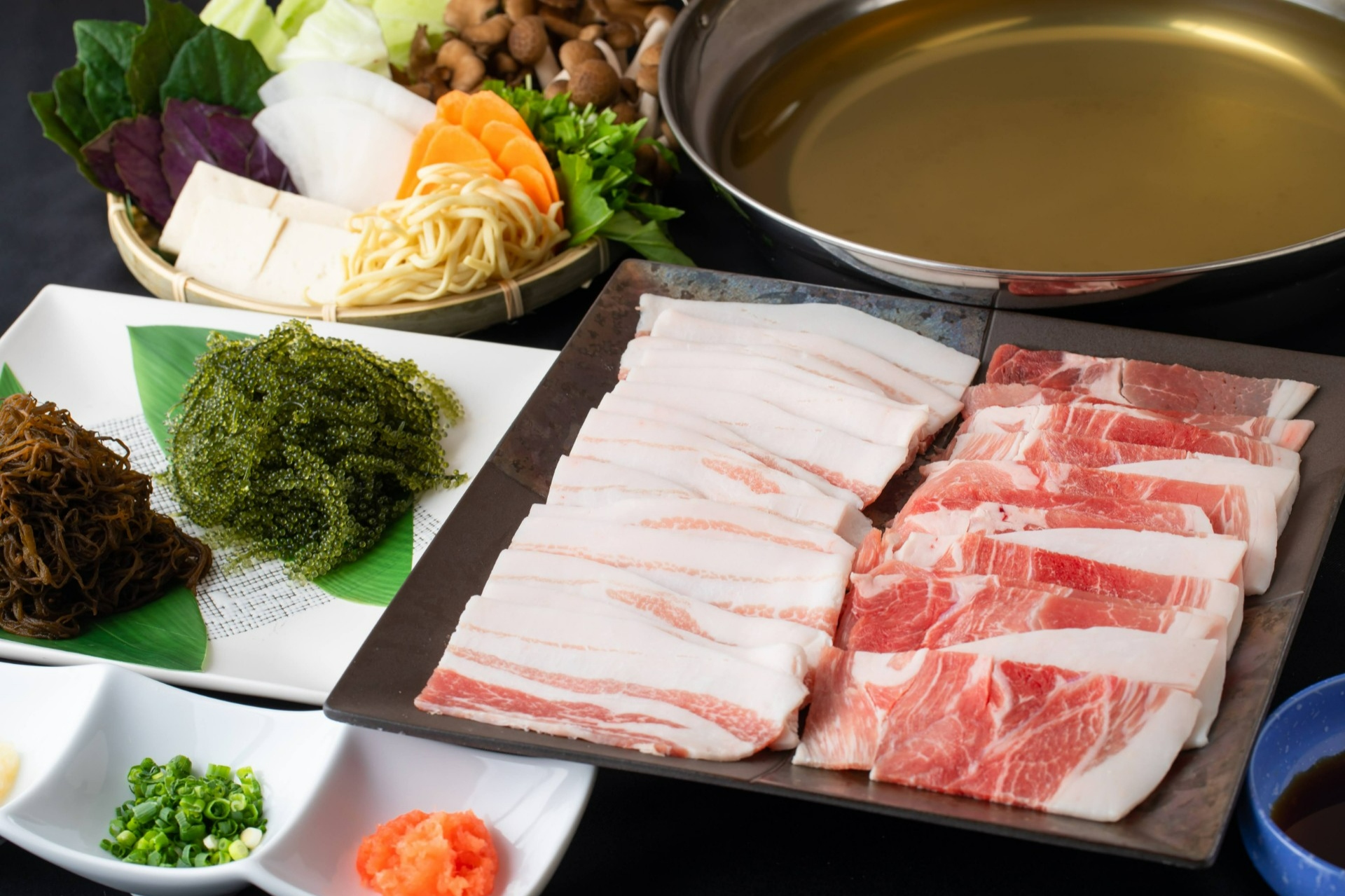 Enjoy Okinawan cuisine with carefully selected Okinawan ingredients. We recommend Shabu-Shabu Set Menu.