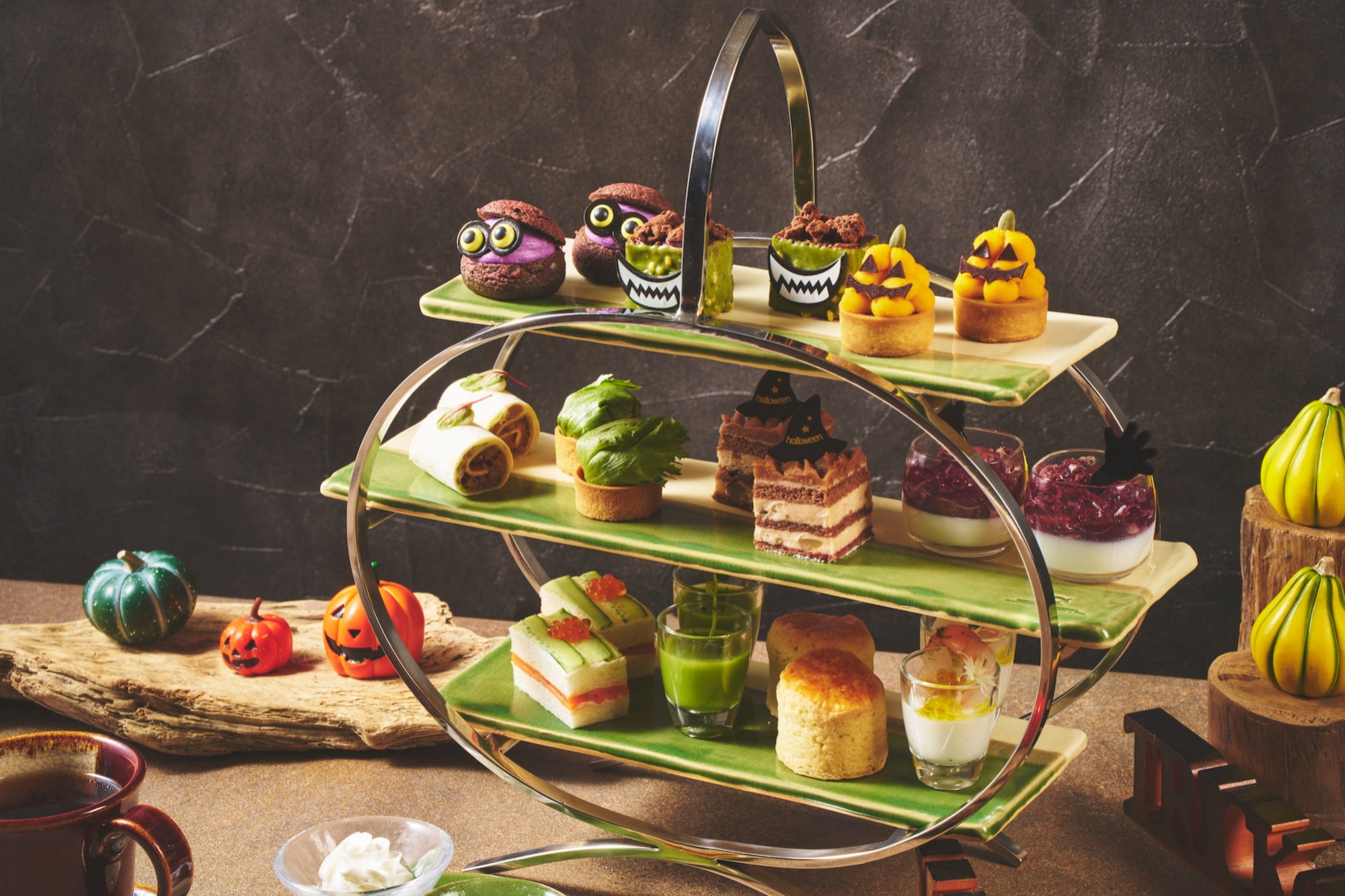 スイーツがお化けに🎶　やちむん工房「ARTIGIANO」特製プレートで楽しむ 限定コラボレーション ハロウィーン アフタヌーンティー