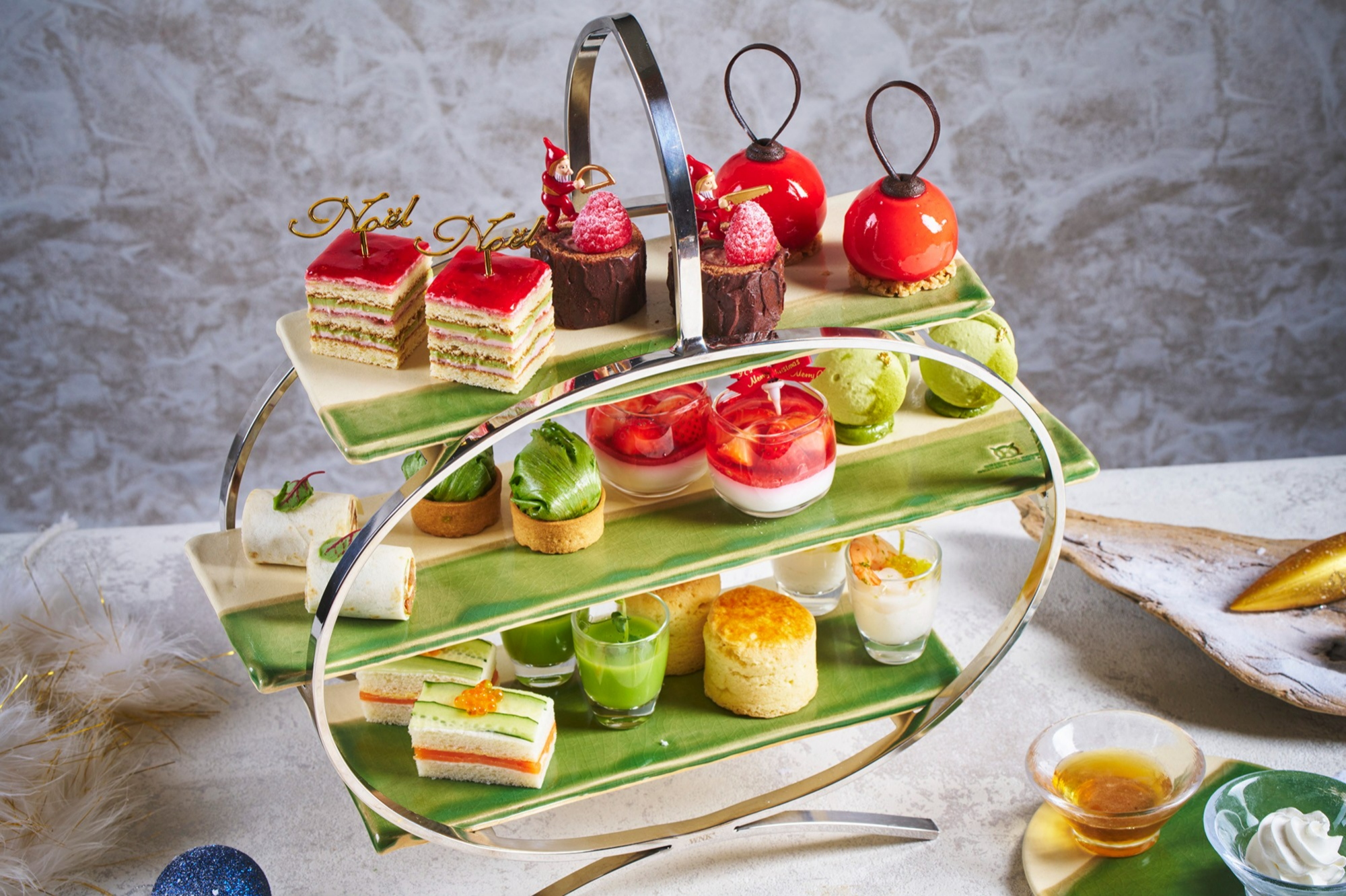 やちむん工房「ARTIGIANO」特製プレートで楽しむ クリスマス限定コラボレーション アフタヌーンティー