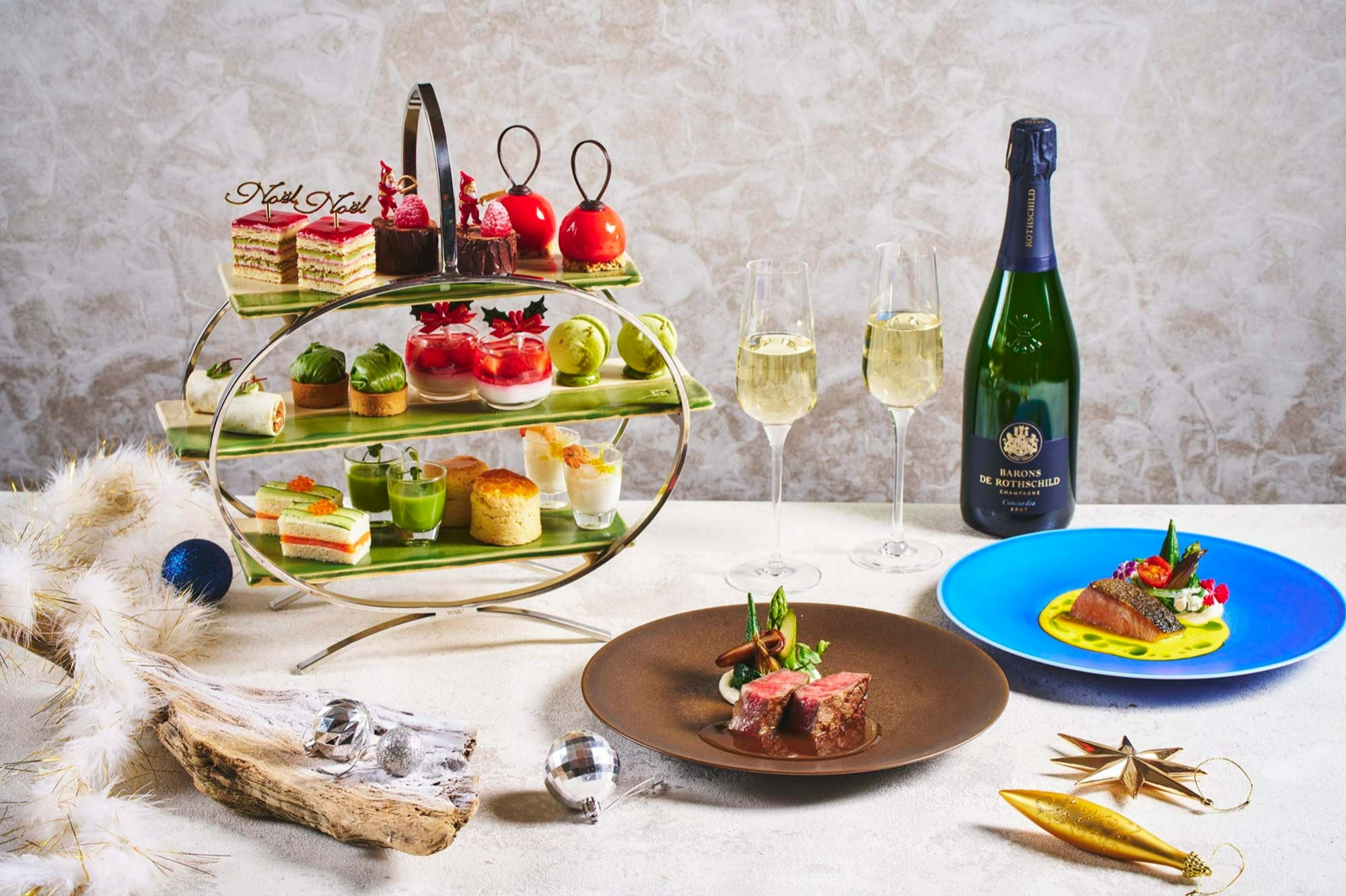 5日間限定クリスマスハイティー　やちむん工房「ARTIGIANO」 コラボレーション特製プレートで。