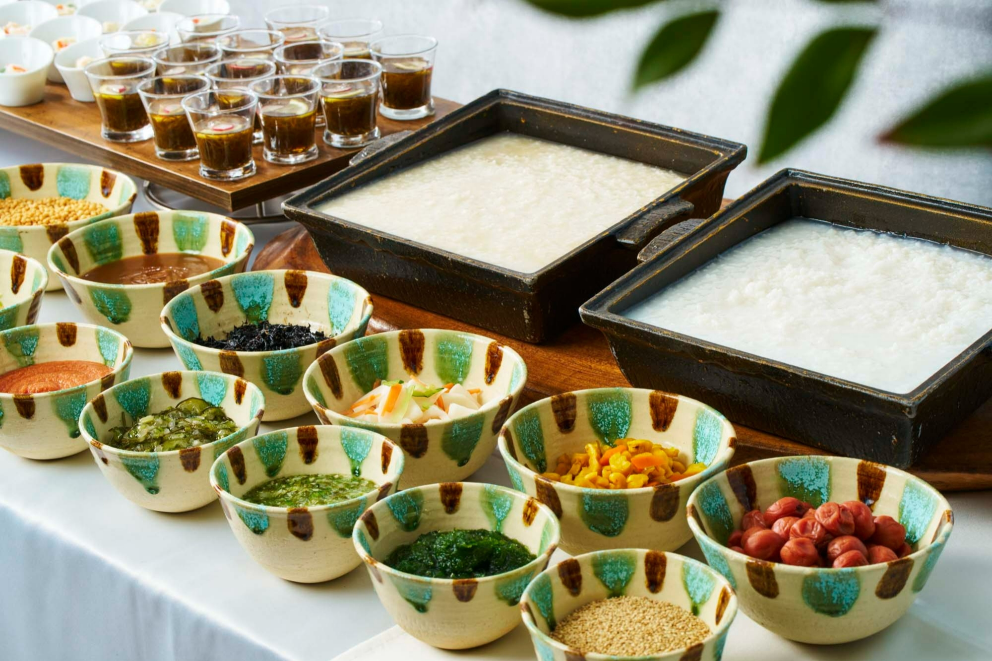 朝食は抜群の鮮度の「なはまぐろ」で彩る海鮮丼