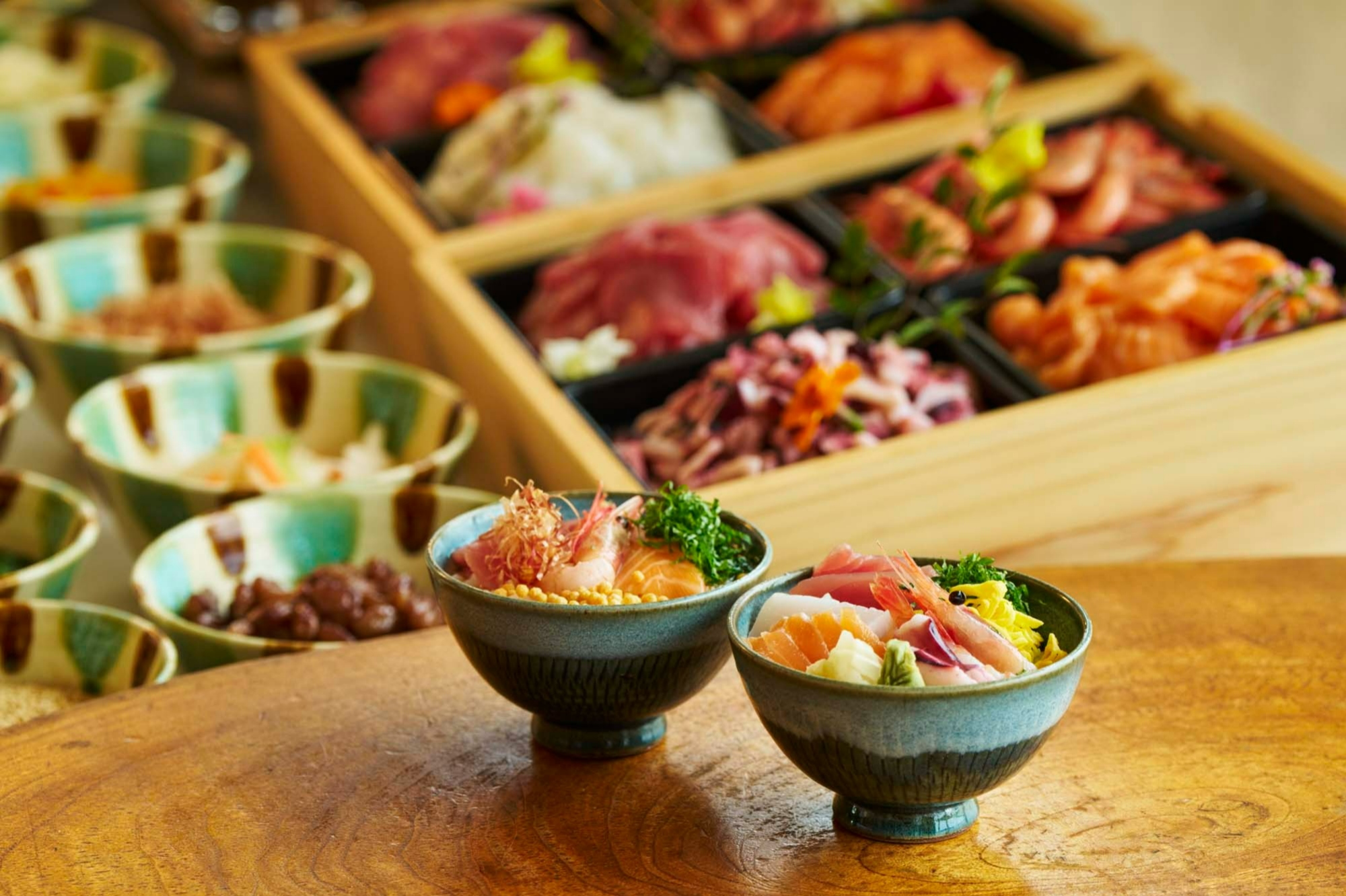 朝食は抜群の鮮度の「なはまぐろ」で彩る海鮮丼