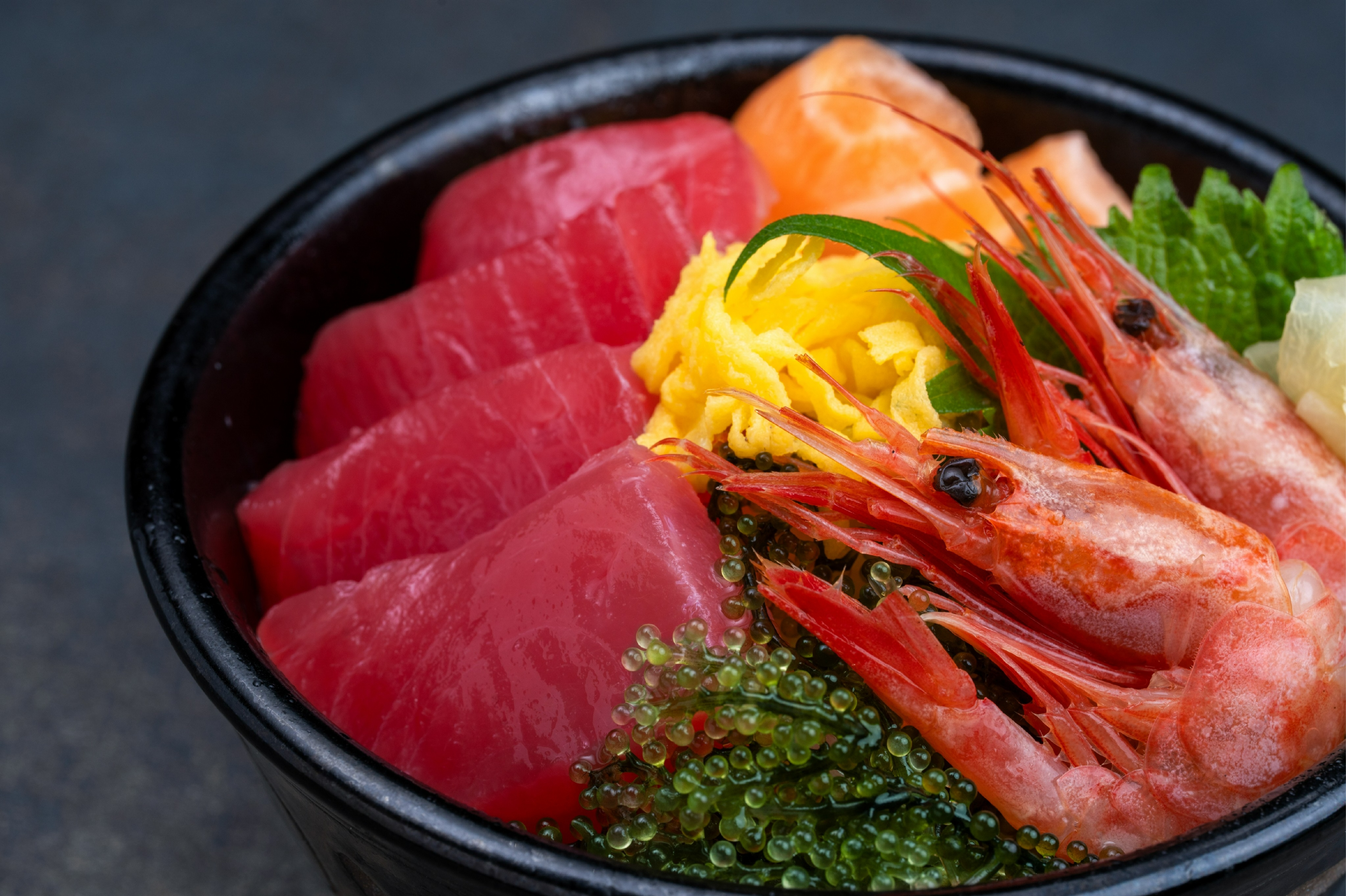 朝食は抜群の鮮度の「なはまぐろ」で彩る海鮮丼