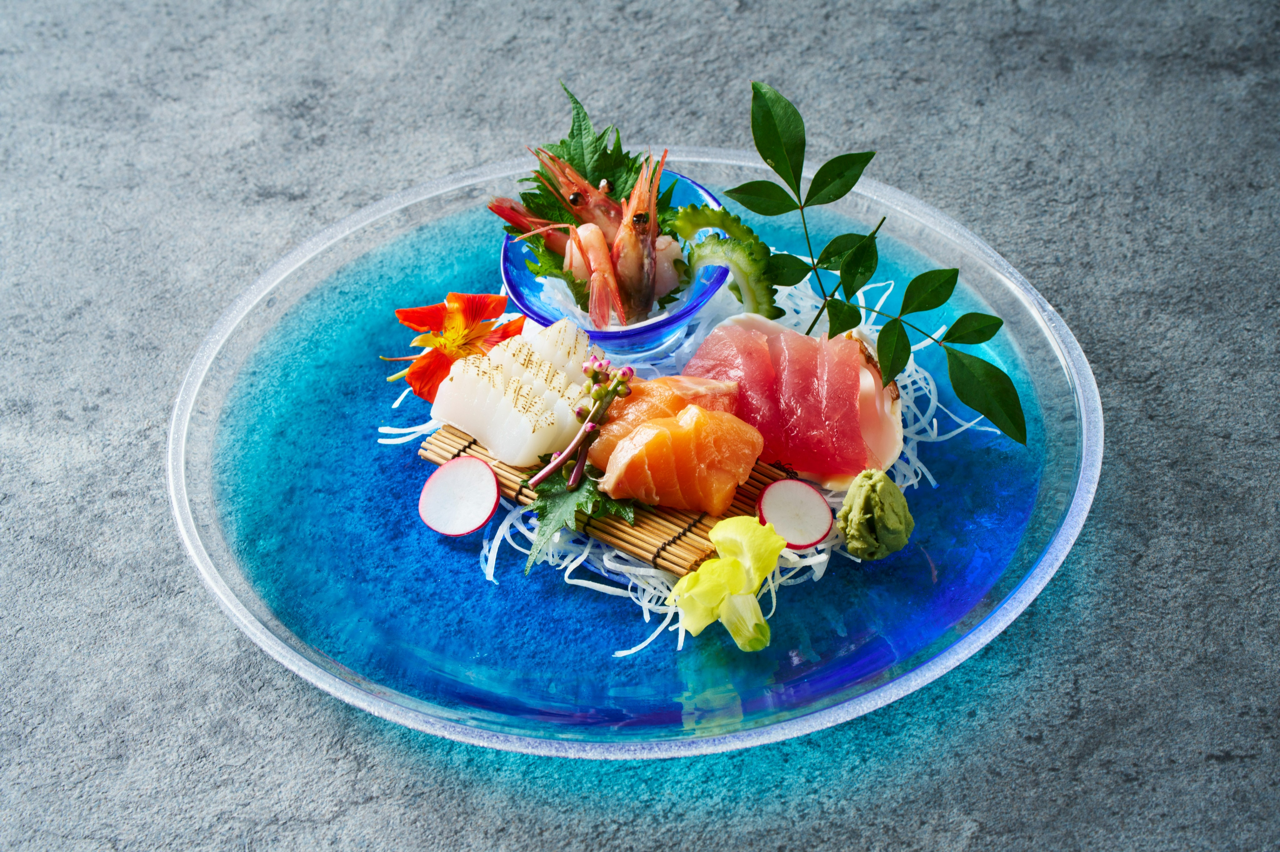 料理長こだわりのもとぶ産鰹節と北海道産昆布が織りなす“合わせ出汁”
