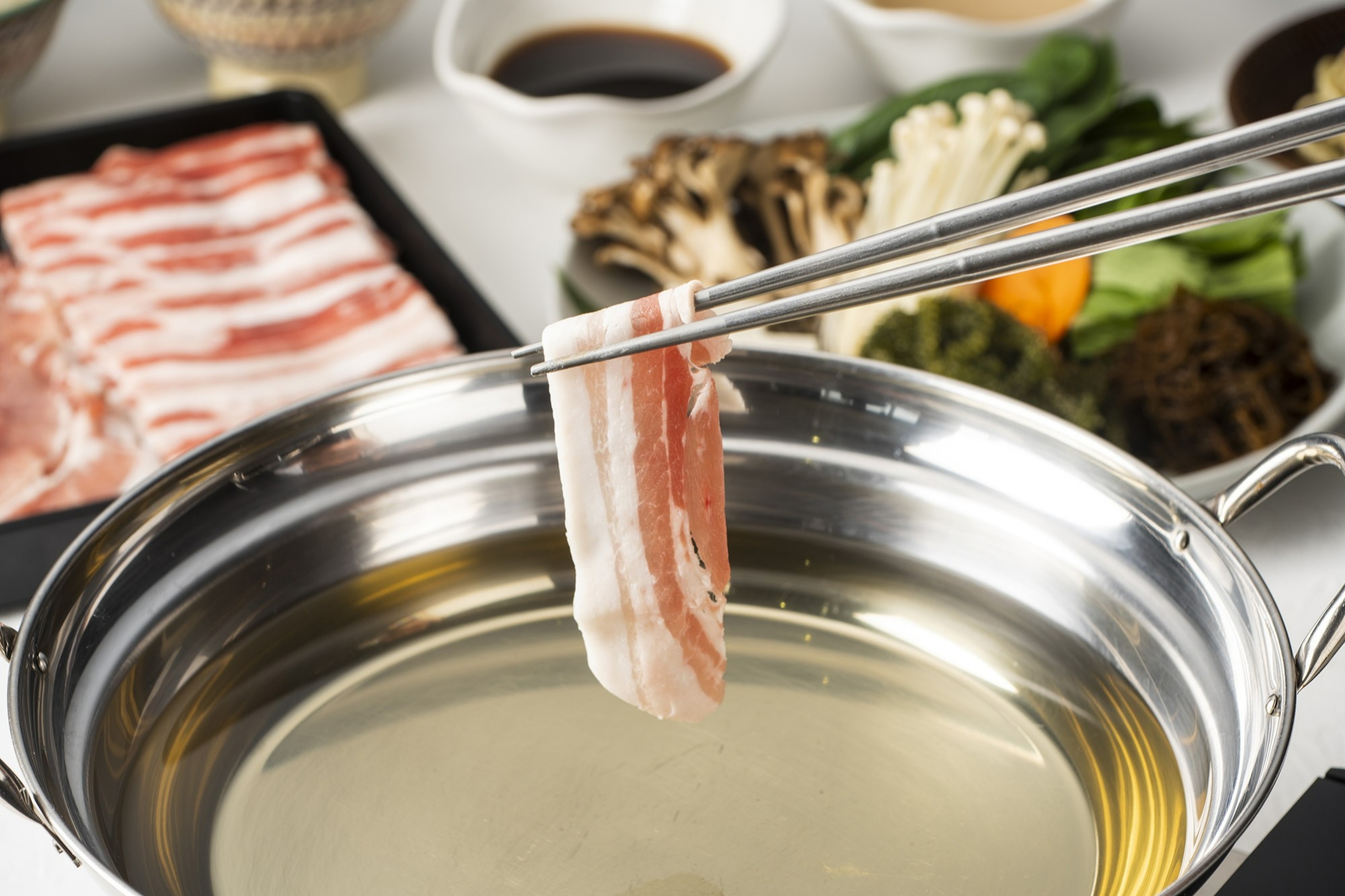 料理長こだわりのもとぶ産鰹節と北海道産昆布が織りなす“合わせ出汁”