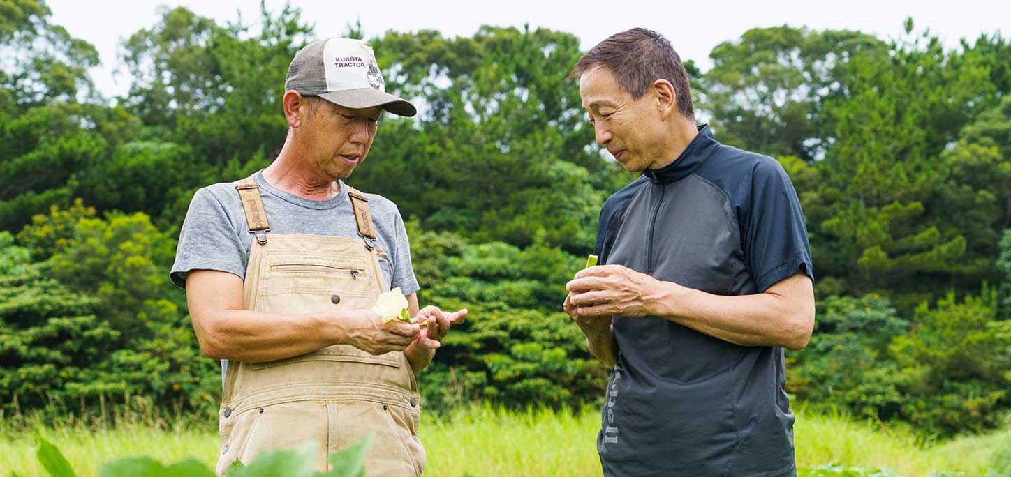 Right: Yukio Yoshino (Representative of Cooksonia Co., Ltd., Agricultural Production Corporation) Left: Satoshi Nakamura (Head Chef at Oriental Hotel Okinawa)