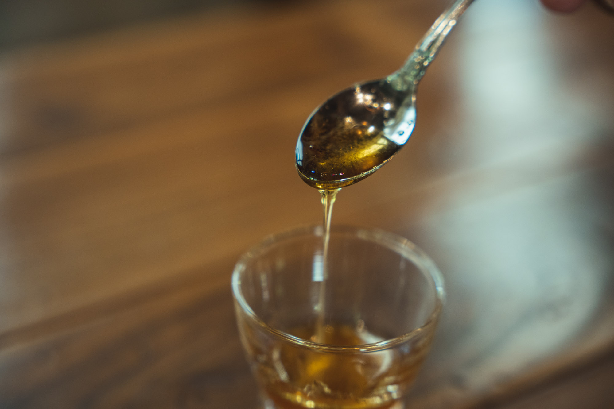 Honey made by Mr. Miura is less thick and sticky than regular honey and melts easily on your tongue.