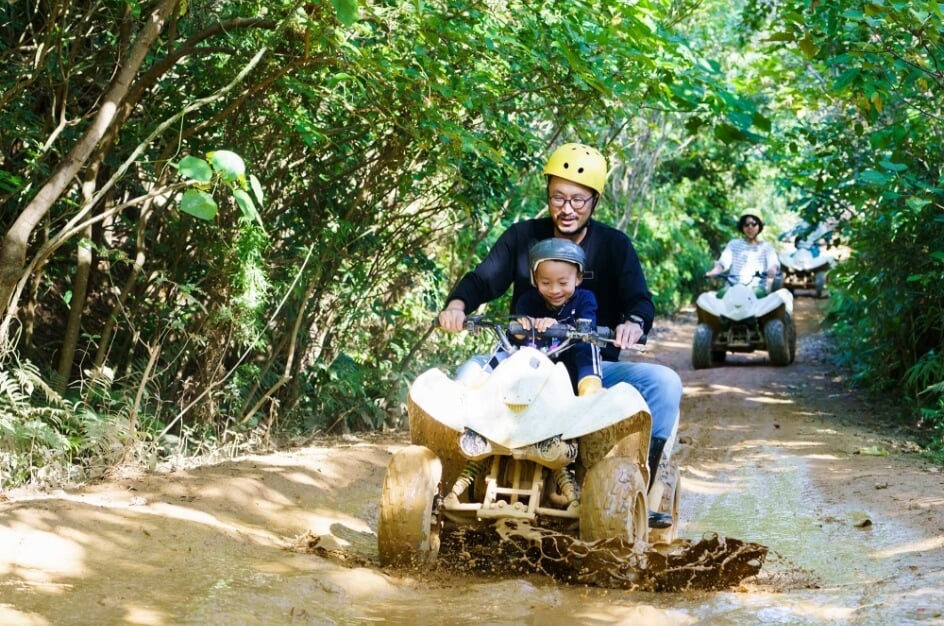 泥んこ道もなんのその。子供と同乗できるバギーツアーで快走。